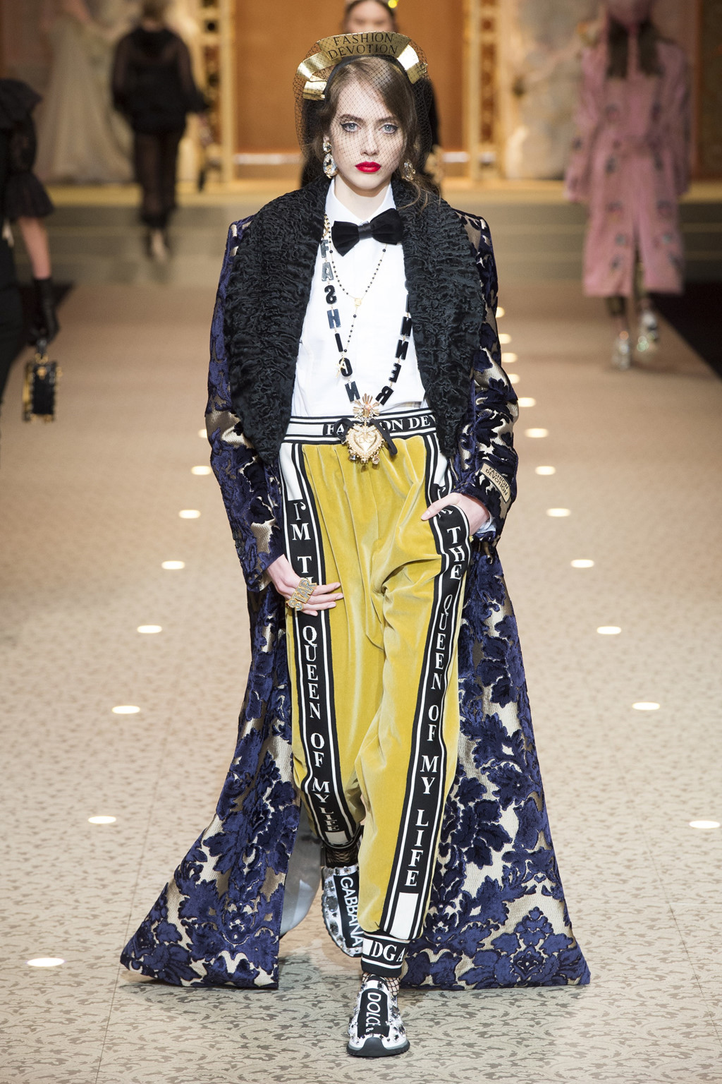 Dolce & Gabbana dùng máy bay thay thế người mẫu trên sàn diễn